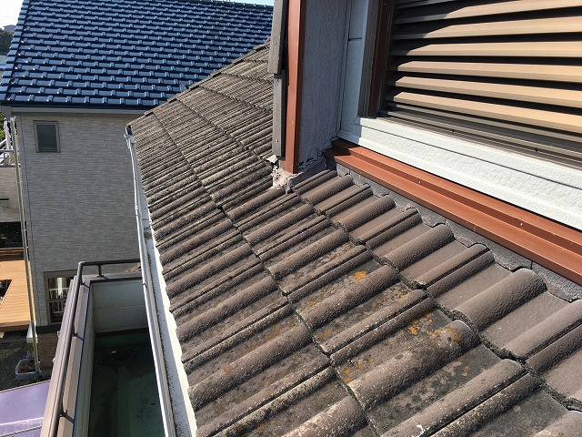 劣化してボロボロのモニエル瓦